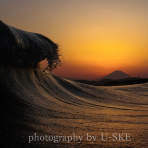 湘南、平塚海岸で撮影、夕日に浮かぶ波と富士山を捉えた奇跡の1枚、神奈川沖浪裏
